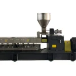 Une extrudeuse à deux vis co-rotatives très performante. La machine se caractérise par une conception longue et Horizone avec plusieurs Zones de chauffage, une grande trémie pour l'alimentation des matériaux en haut, et un puissant moteur à l'extrémité. L'extrudeuse est conçue pour un tragede eficace et cohérent de dives matériaux, ce qui la rend idéale pour des applications inndustrielles que le compage, le melange et le recyclage des matières plastiques. Solidna konstrukcja i technologie avancée de l'extrudeuse gwarantują wysoką jakość i wielką fiabilité.