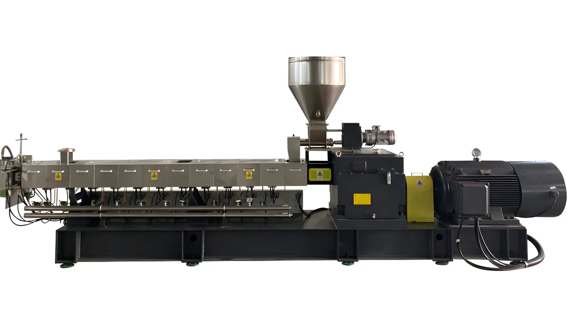 Une extrudeuse à deux vis co-rotatives très performante. La machine se caractérise par une conception longue et horizontale avec plusieurs zones de chauffage, une grande trémie pour l'alimentation des matériaux en haut, et un puissant moteur à l'extrémité. L'extrudeuse est conçue pour un traitement efficace et cohérent de divers matériaux, ce qui la rend idéale pour des applications industrielles telles que le compoundage, le mélange et le recyclage des matières plastiques. La construction robuste et la technologie avancée de l'extrudeuse garantissent un rendement élevé et une grande fiabilité.